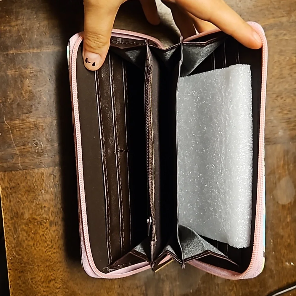 Hello Kitty Wallet - Picture 3 of 3